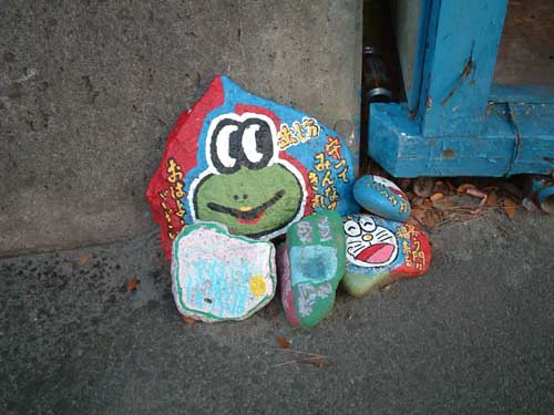 ゴミの集積所の脇にケロヨンの絵が書いてあるカワイイ石