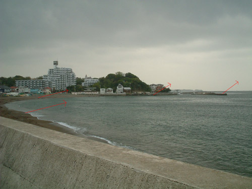 立石県営駐車場から秋谷海岸・秋谷漁港を望む